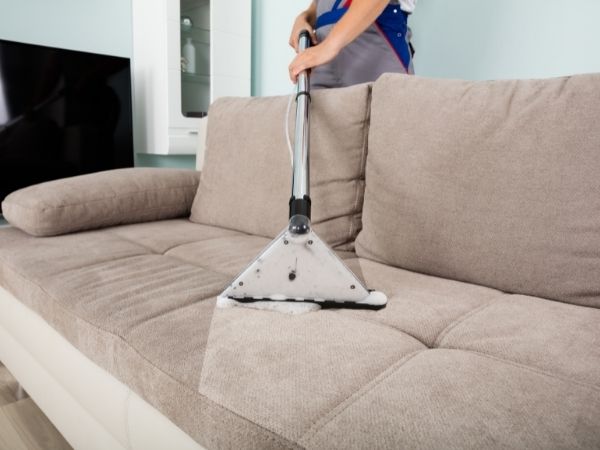 Como limpar sofá de tecido suede