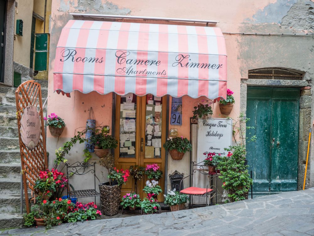 toldo de lona branca e rosa