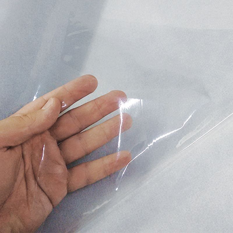 segurando plástico transparente grosso