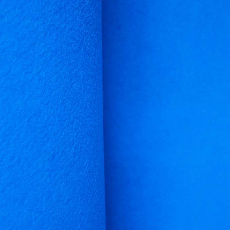 rolo de carpete para piso azul