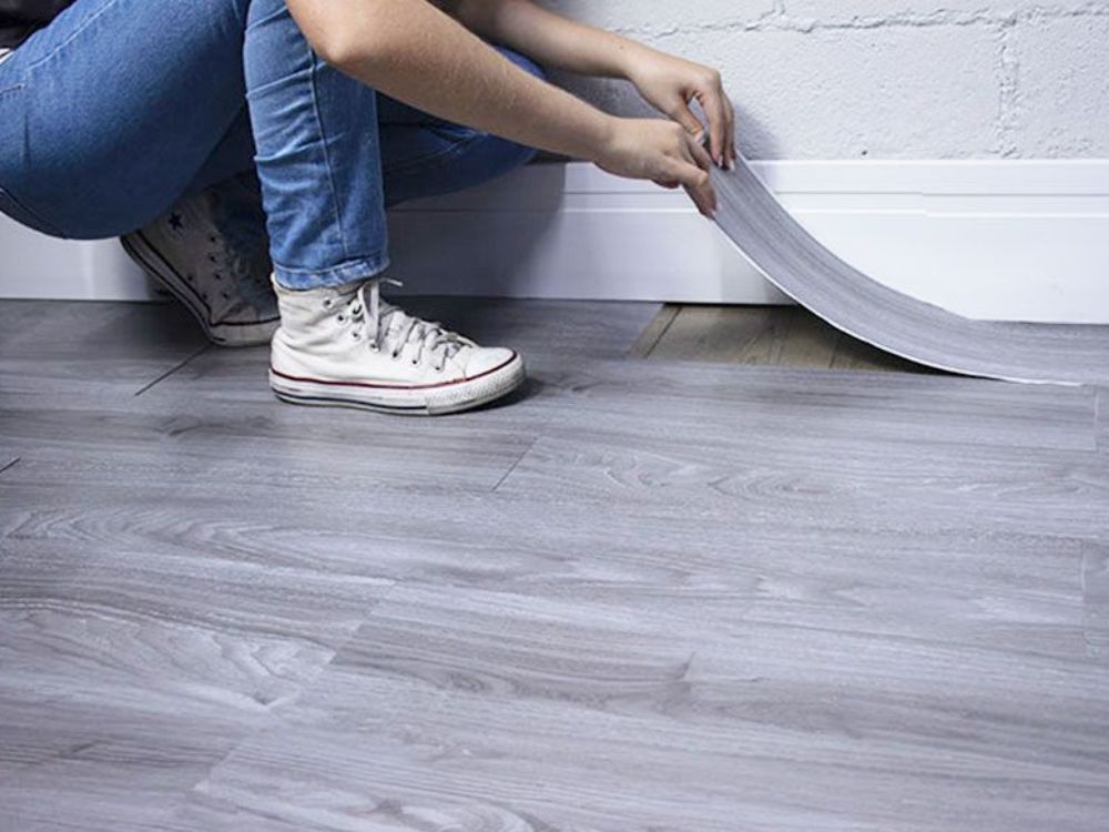 O piso autocolante pode molhar