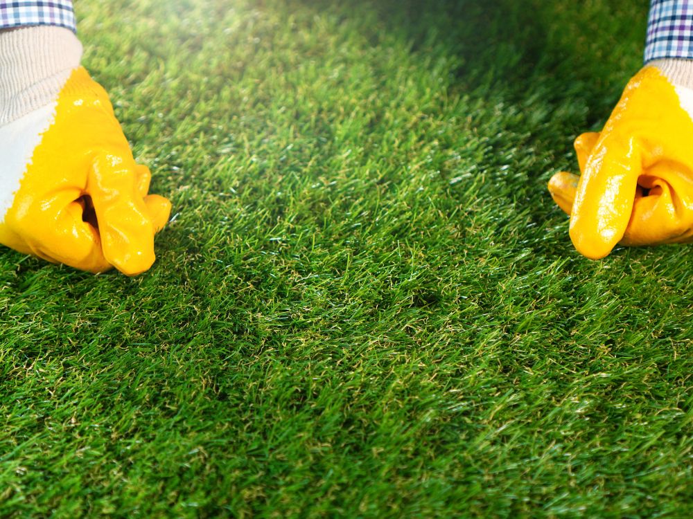 como cuidar de grama sintética